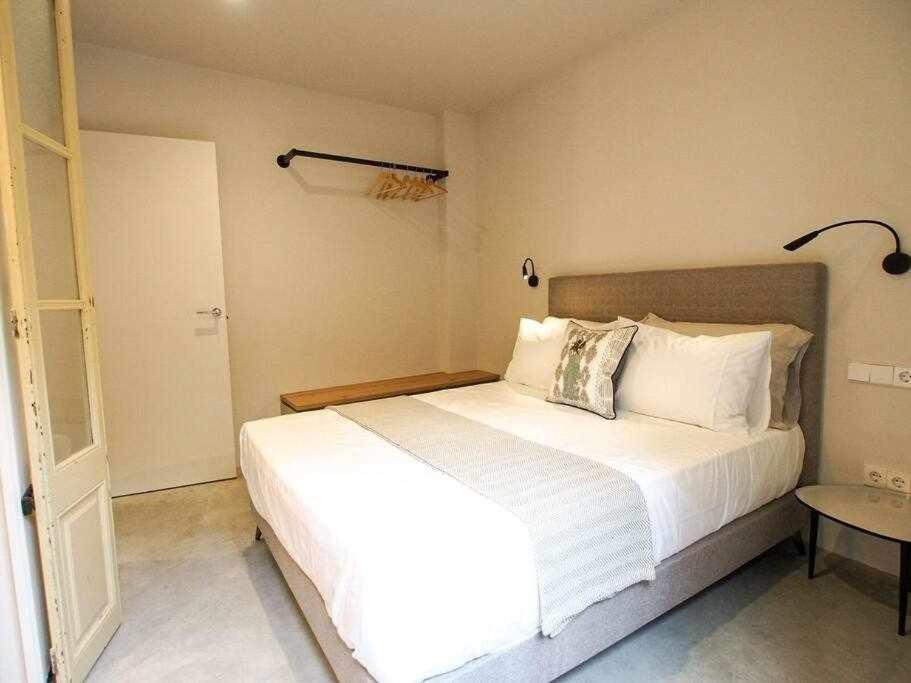Velo Vern 3 Luxury Penthouse W Views Of City Wall Жирона Экстерьер фото