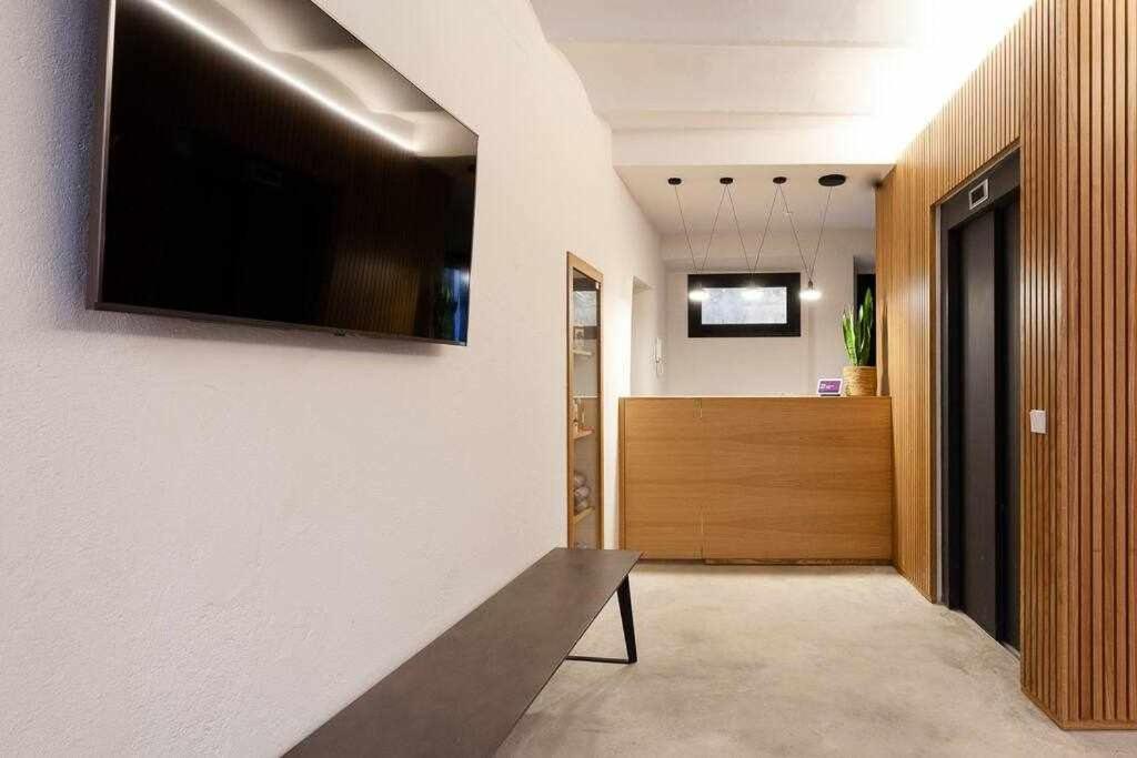 Velo Vern 3 Luxury Penthouse W Views Of City Wall Жирона Экстерьер фото